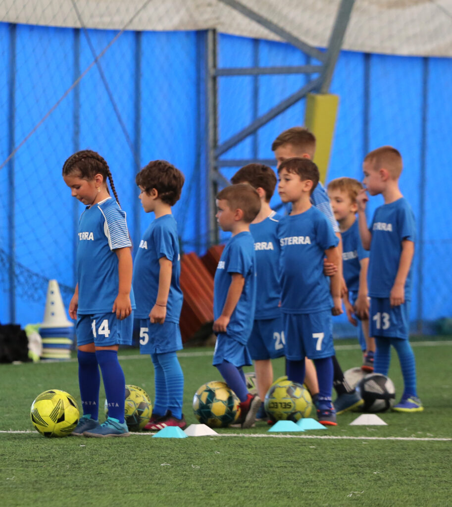 Antrenamente fotbal copii incepatori si avansati pe teren acoperit tot timpul anului
